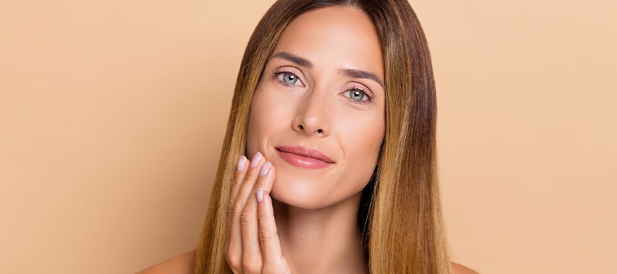 لماذا تتقدم بشرتك في السن مبكراً؟ تأثيرات الالتهاب الصامت