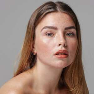 ما هو اختلال توازن البشرة؟ كيف يمكن أن تكون البشرة دهنية وجافة في نفس الوقت؟